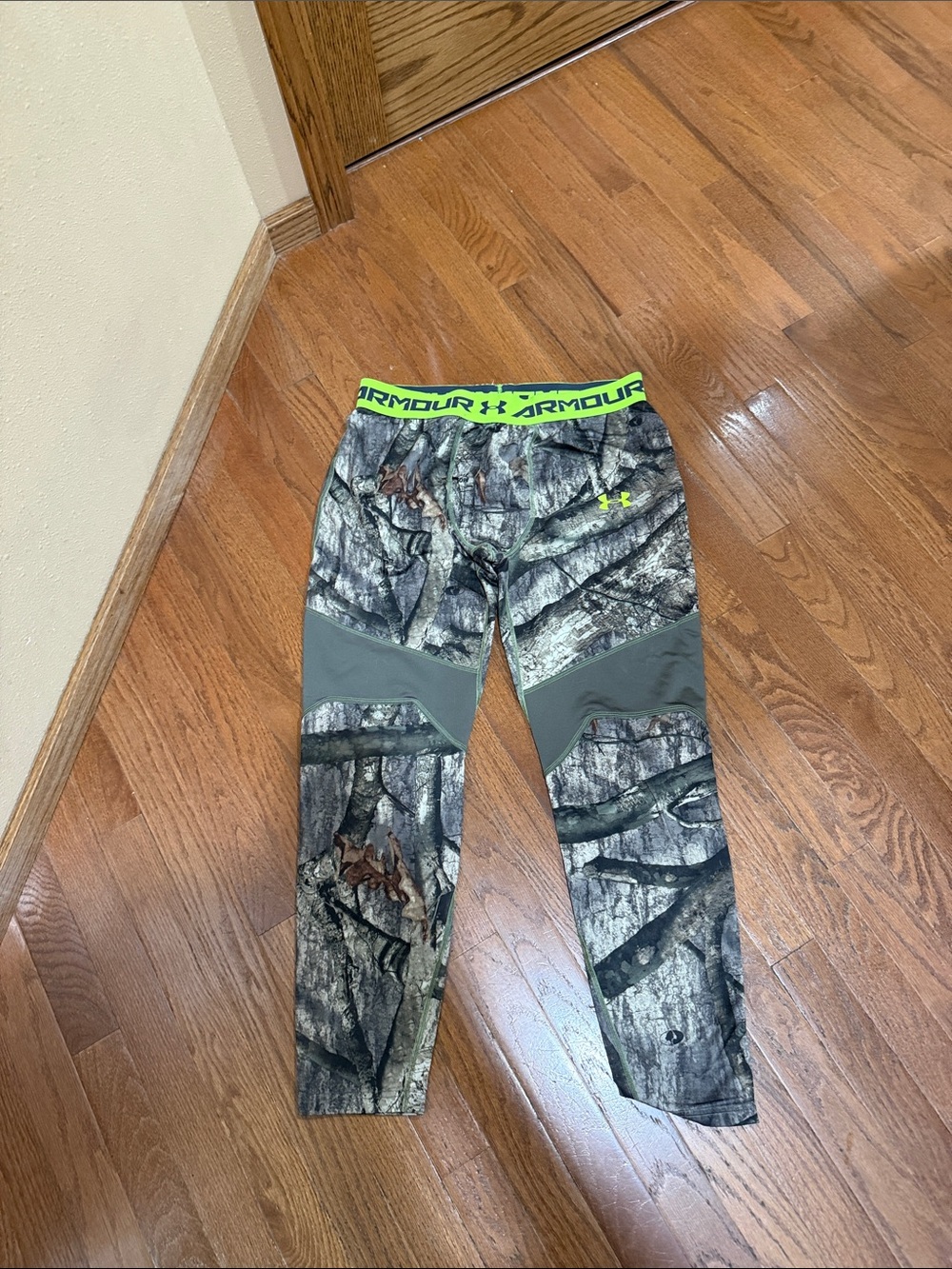 Under Armour Mens Camo Leggings with Neon Yellow Waistband